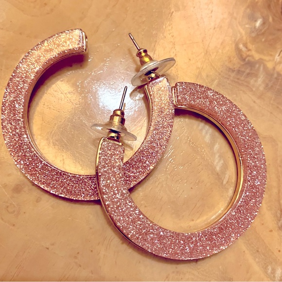 Women’s Hoop earrings, one side beautiful pinkish sparkle, other side gold. - Picture 6 of 16